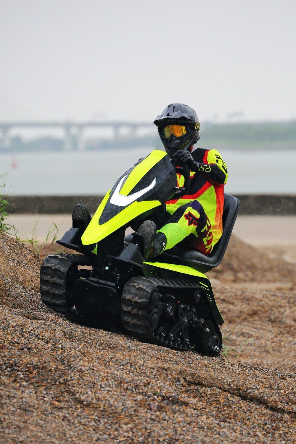 နယ်မြေအားလုံးကို အနိုင်ယူပါ- 72V High-Torque Dual-Track All-Purpose Disability Vehicle